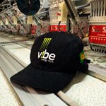 Bon� promocional preto bordado - Vibe Energy Drinks