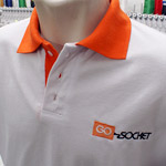 Camisa branca com detalhes da gola laranja