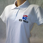 Polo feminina branca com logotipo bordado no peito