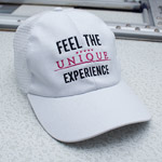 Boné branco personalizado com tela trazeira