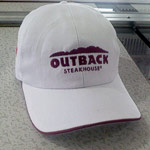Boné branco com frente bordada - empresa Outback
