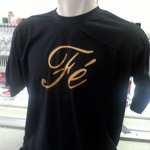 Camiseta masculina preta com letras douradas