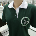Camisa verde com gola branca