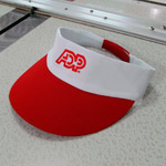 viseiras com logotipo bordado